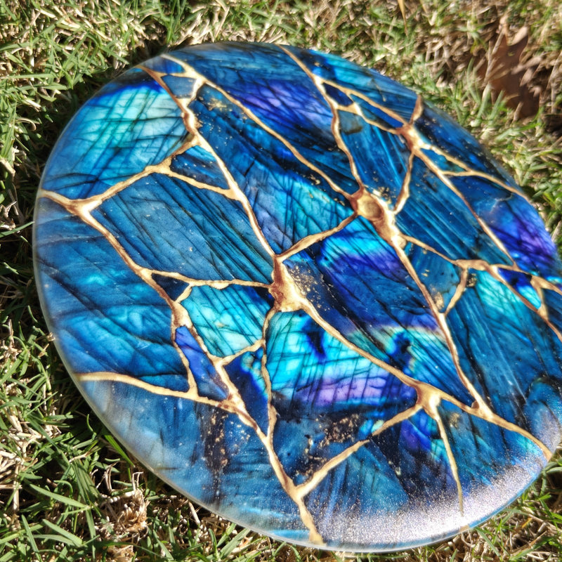 Kintsugi disc at an angle showing the gloss sheen on the gold veins
